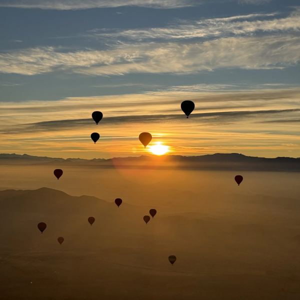 Montgolfières au lever du soleil au-dessus de la campagne de Marrakech