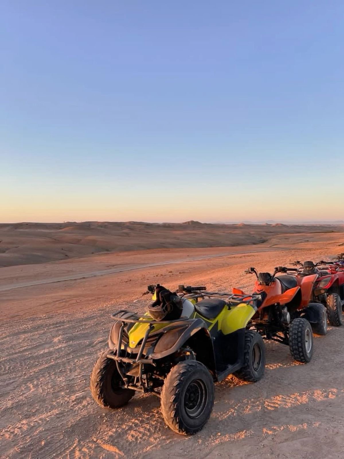Quads dans le désert d'Agafay au coucher du soleil